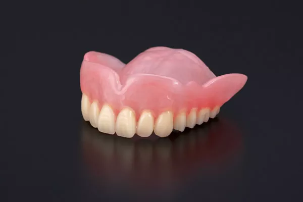 変形しやすいレジン（プラスチック）の入れ歯