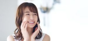 審美セラミック治療で笑顔になった女性