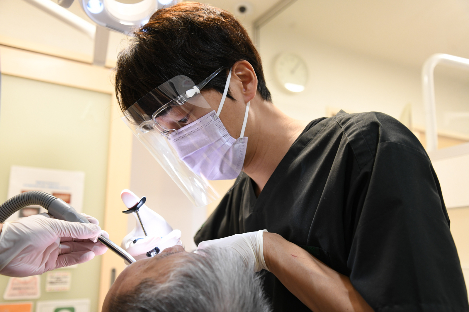 顎関節症の「噛み合わせ」の治療を行うドクター／短期集中治療を行う歯科医師