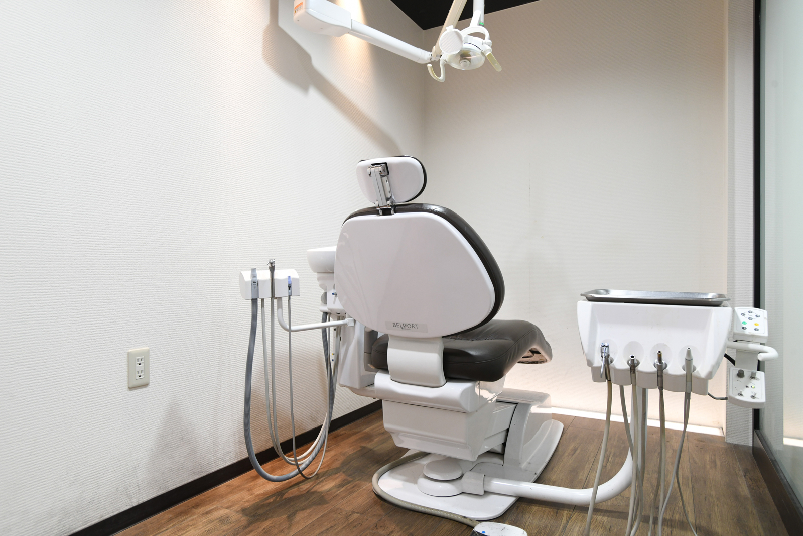 ボロボロの歯の治療を行う個室空間