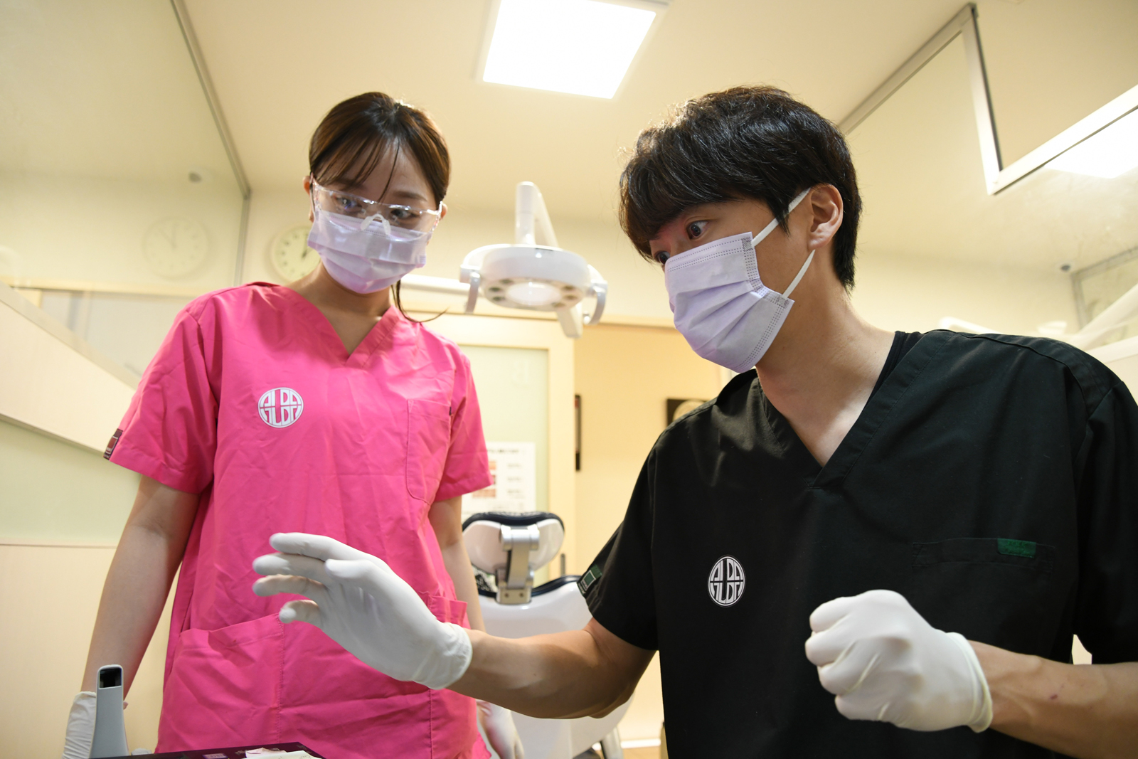 歯周病を治療する歯科医師