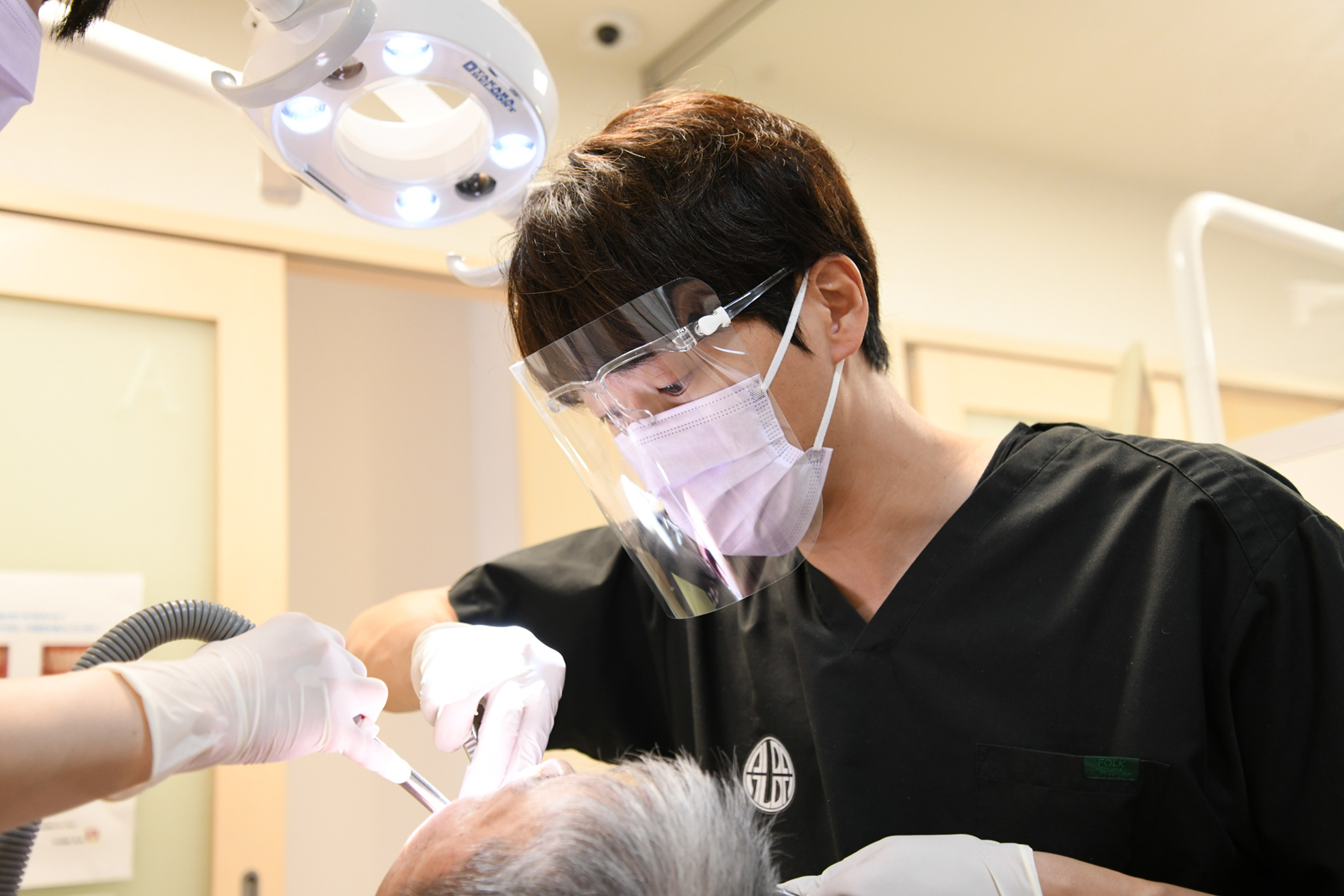 歯周病の治療に取り組む歯科医師