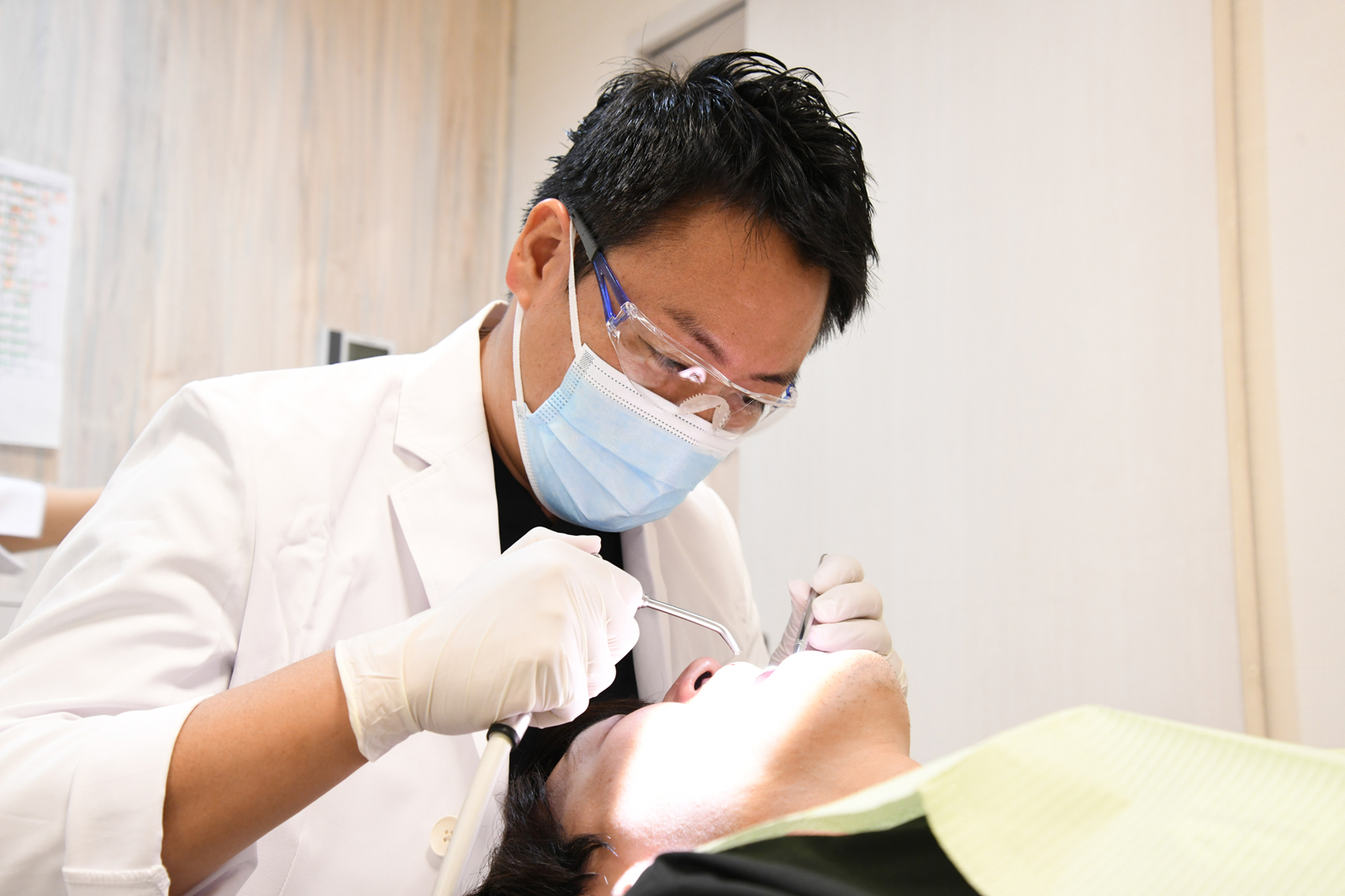 虫歯を治療している歯科医師
