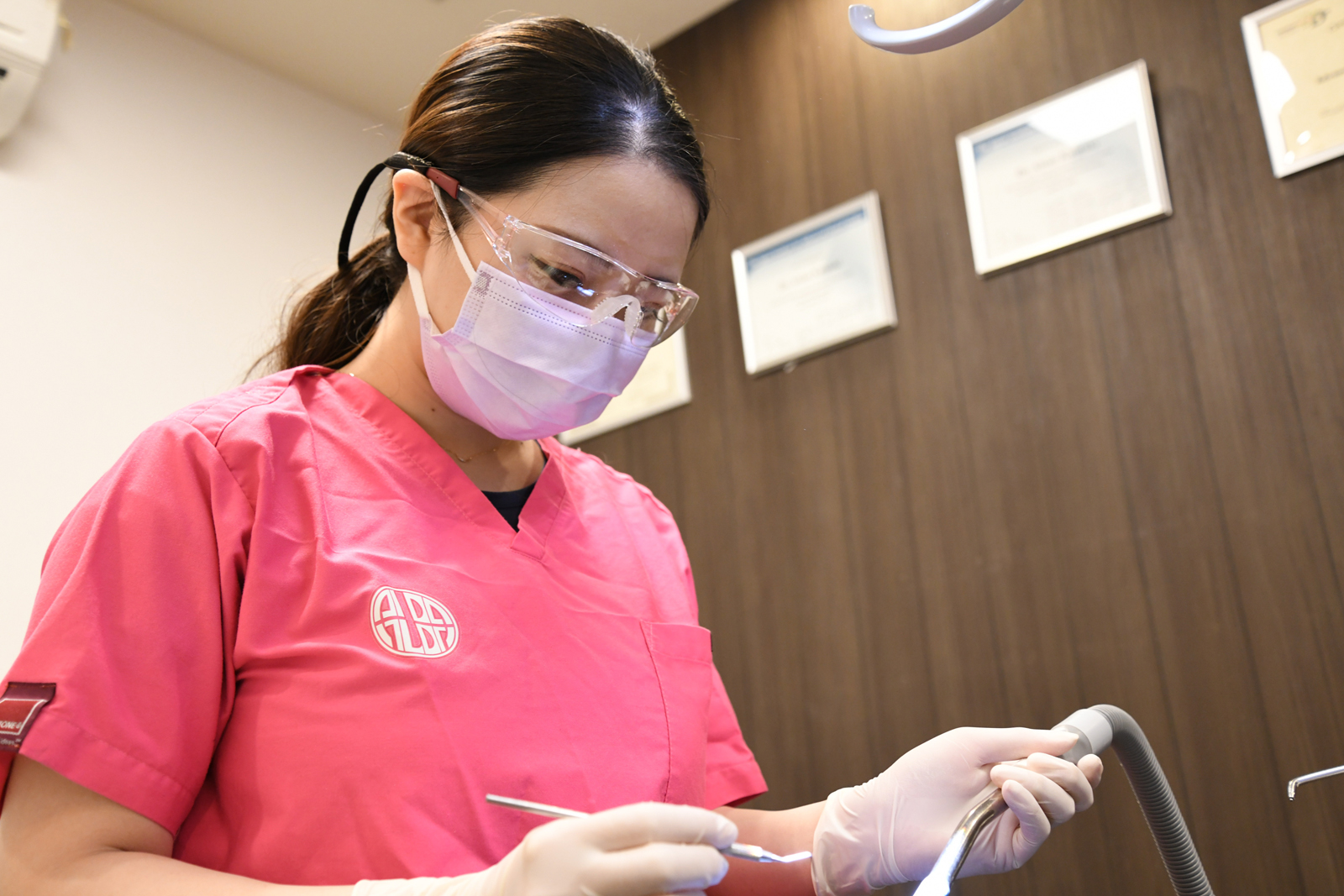 歯垢や歯石を取り除く歯科衛生士