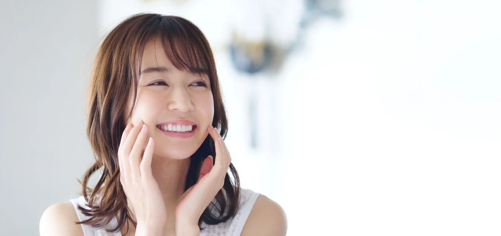 審美セラミック治療で笑顔になった女性