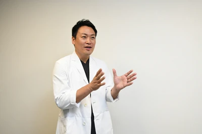 神経を守る治療について話す歯科医師