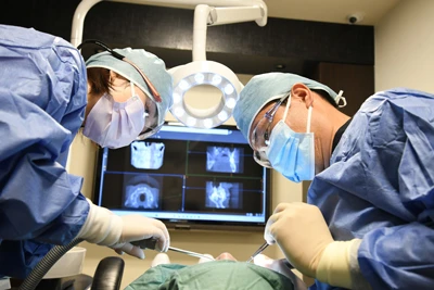 ボロボロの歯の治療（1回の治療時間を長く確保）／インプラントオペ風景の写真