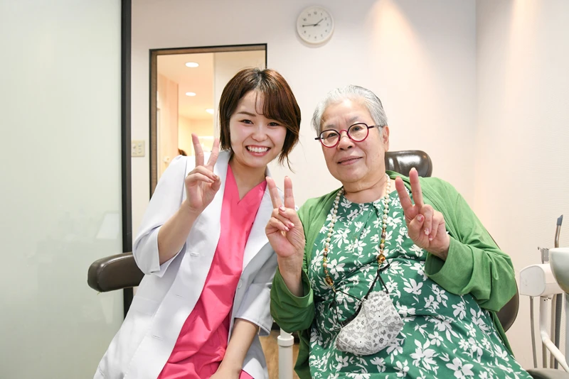 噛める入れ歯で笑顔になったイメージ画像/インプラント治療後の患者さんの写真