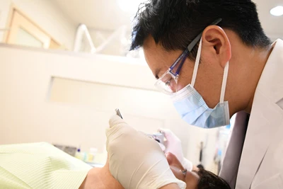 根管治療に取り組む歯科医師