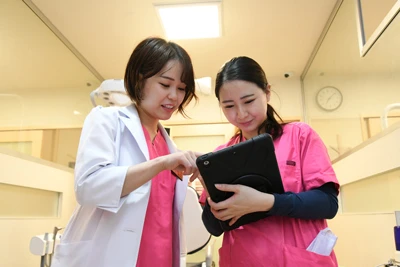 マウスピース矯正を担当する歯科医師と歯科衛生士の画像です