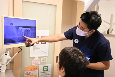 金属アレルギー治療の診断風景／インプラント治療の説明風景