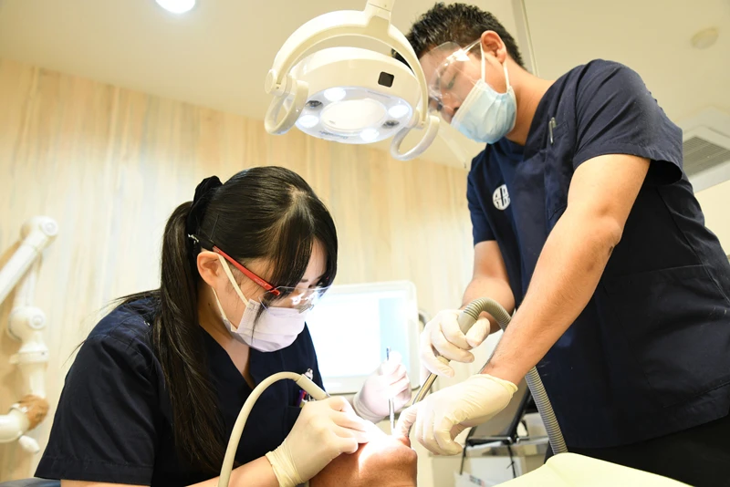 歯周病を治療する歯科医師
