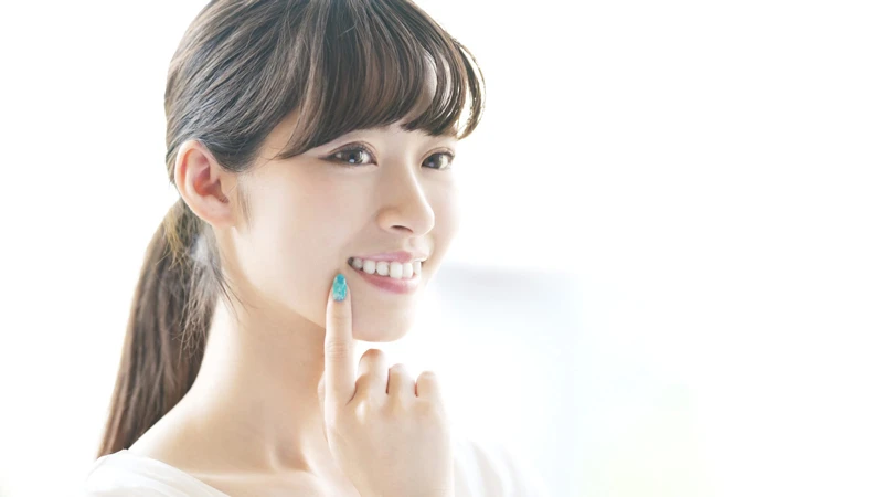 ポリリン・プラチナ・ホワイトニングでホワイトニングをした女性/白い歯の女性