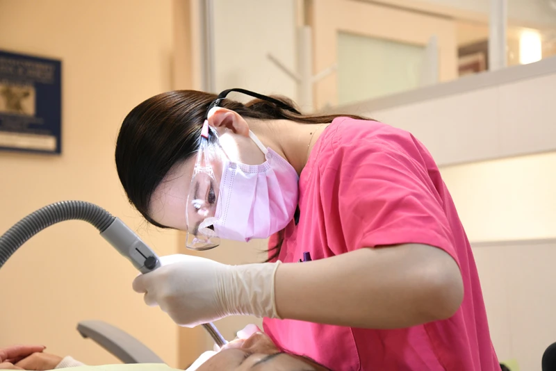 歯科衛生士によるクリーニングの写真です